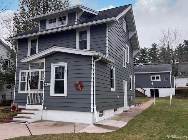 view of front of house featuring a front yard