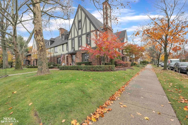 view of side of property featuring a lawn