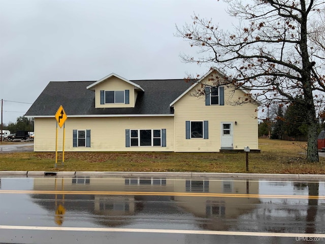 view of front of house featuring a front lawn