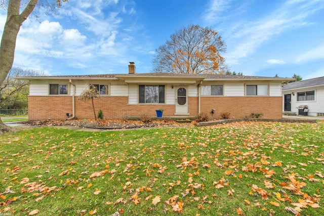 single story home featuring a front lawn