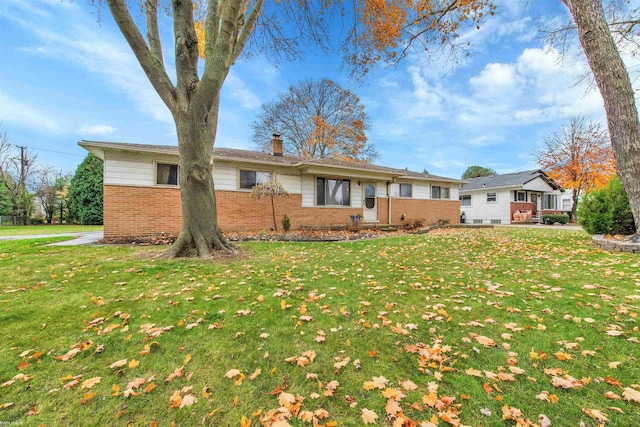 single story home with a front yard