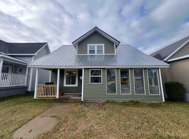 view of front of property featuring a front lawn