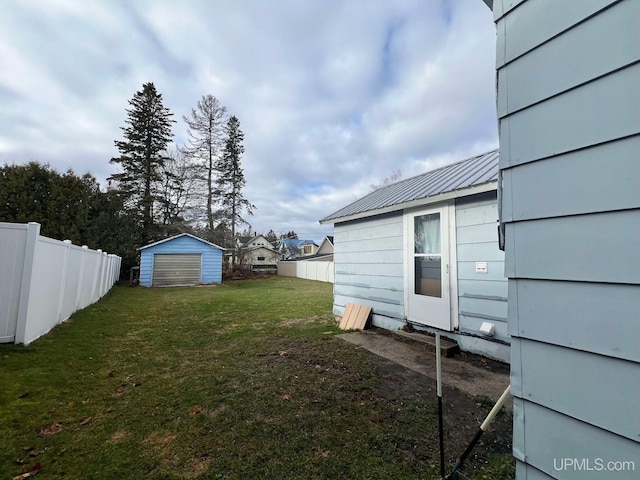 view of yard featuring a storage shed