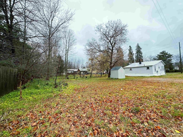 view of yard featuring a storage unit