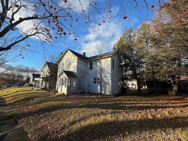 view of side of property featuring a yard