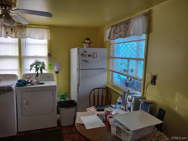 laundry area featuring ceiling fan