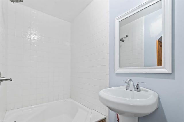 bathroom with sink and tiled shower / bath