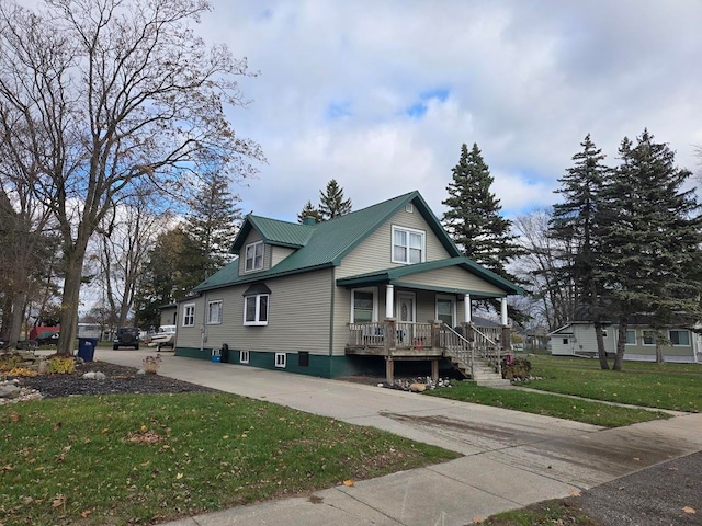 view of front of home featuring a front lawn and covered porch