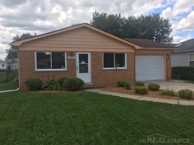 view of front of home featuring a front lawn and a garage