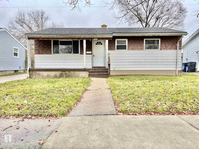 view of front of home featuring a front lawn