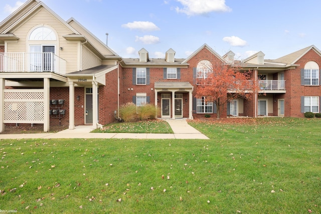 view of front of property featuring a front lawn