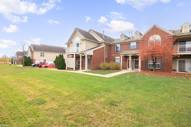 view of front of property featuring a front yard