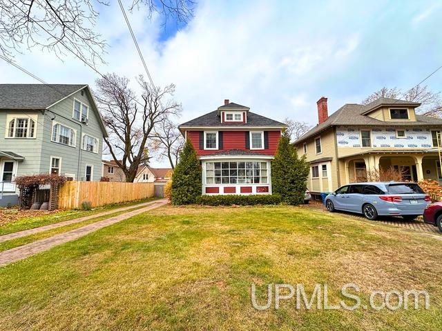 view of front of home with a front lawn