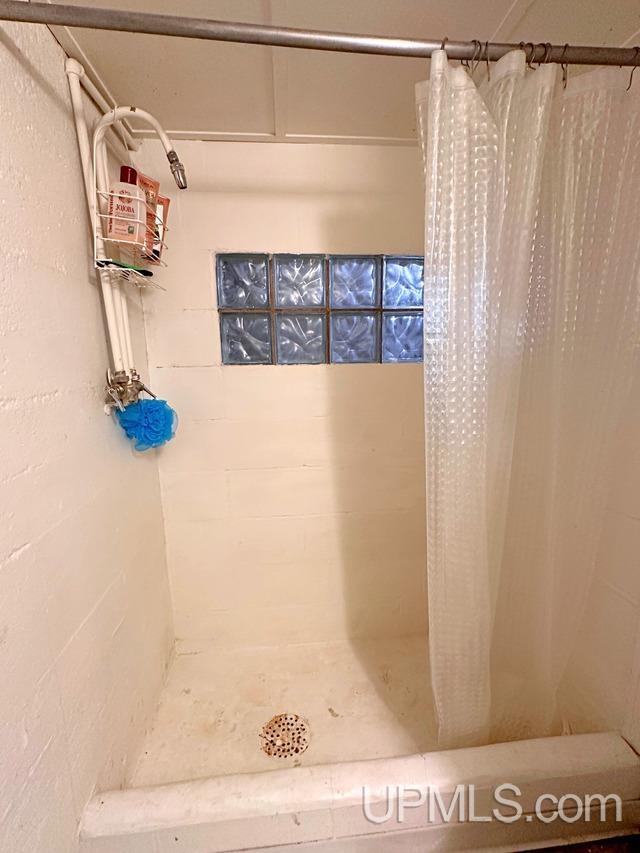 bathroom featuring a shower with shower curtain