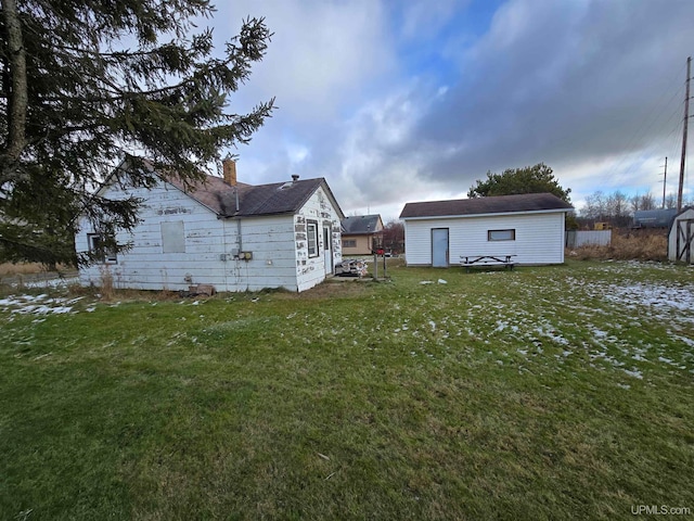 view of yard with a storage shed