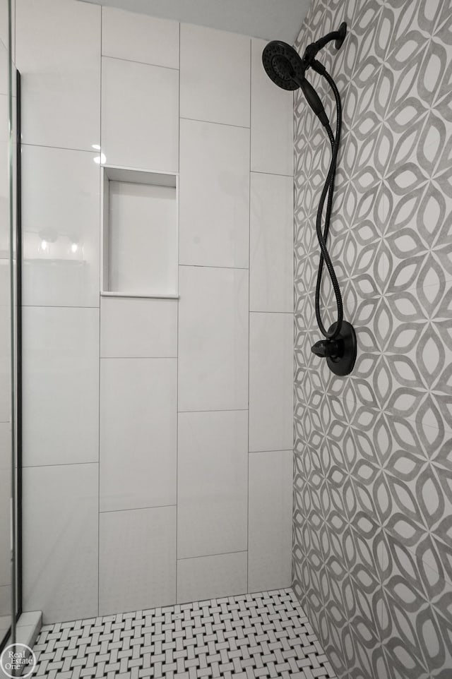 bathroom featuring tiled shower