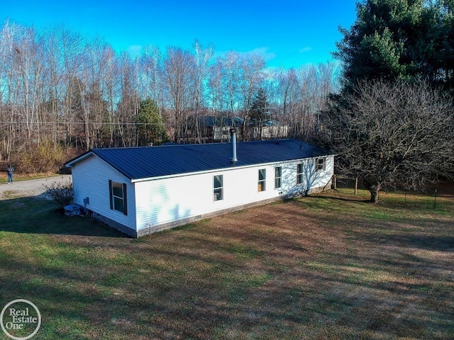 view of front of home featuring a front lawn