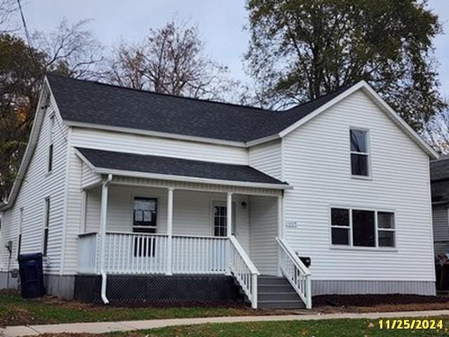 view of front facade featuring a porch and a front lawn