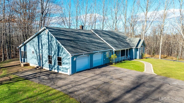 view of front facade with a garage and a front yard