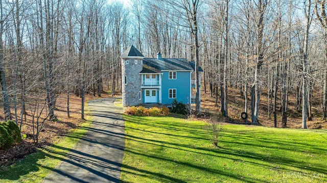 view of front of property featuring a front lawn