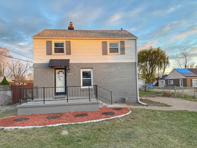 view of front of home featuring a front lawn