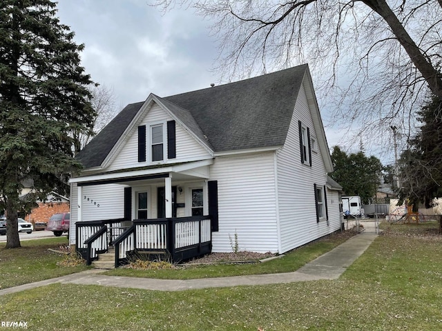 view of front of property featuring a porch and a front lawn