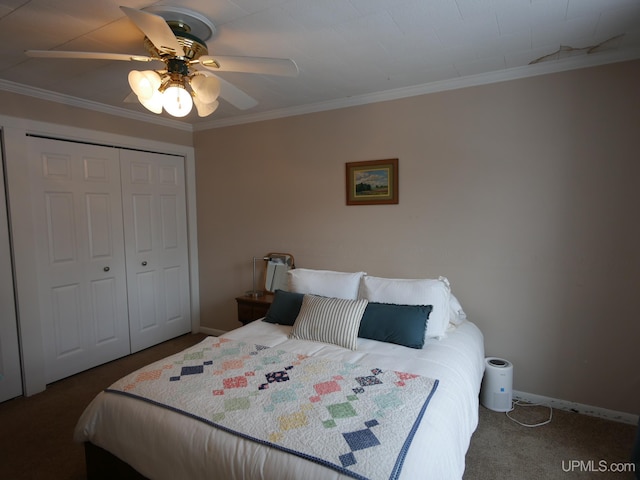 bedroom with carpet, ceiling fan, ornamental molding, and a closet