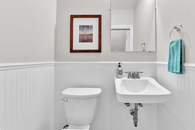 bathroom featuring toilet and sink