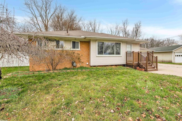 view of front of property featuring a front yard