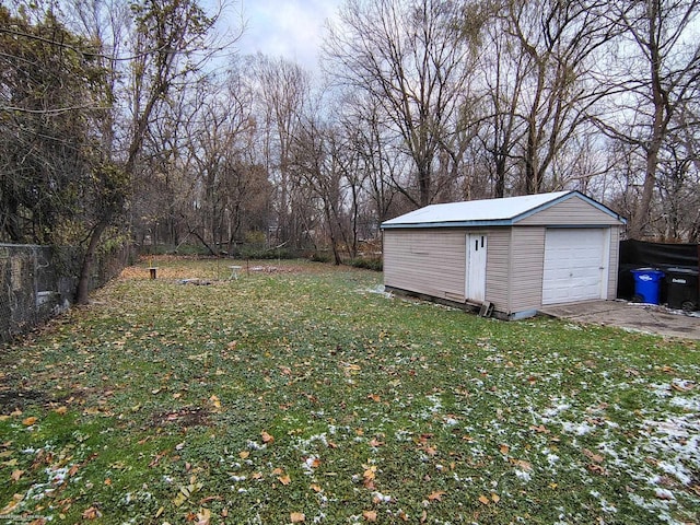 view of yard featuring an outdoor structure