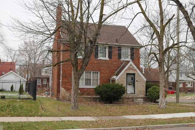 view of front facade featuring a front lawn