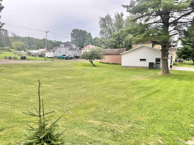 view of yard with an outdoor structure