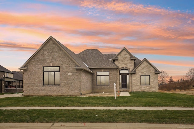 view of front facade featuring a yard