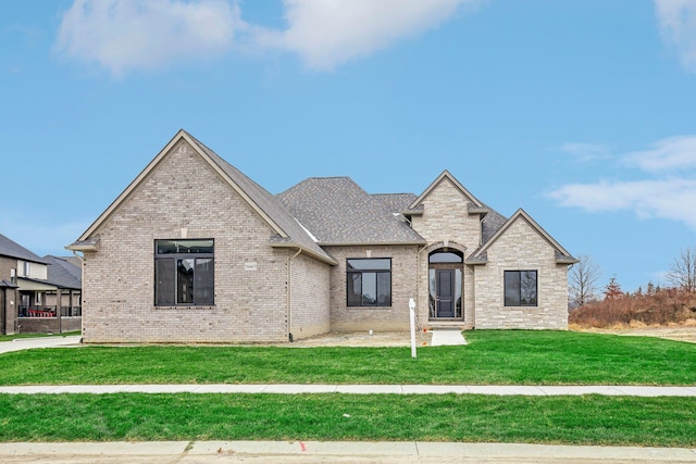 view of front facade featuring a front lawn