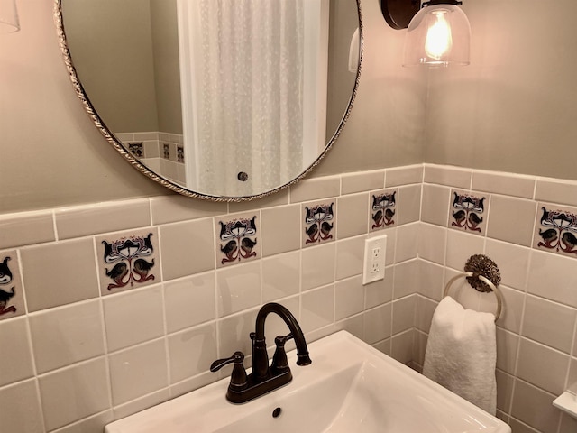 bathroom featuring sink