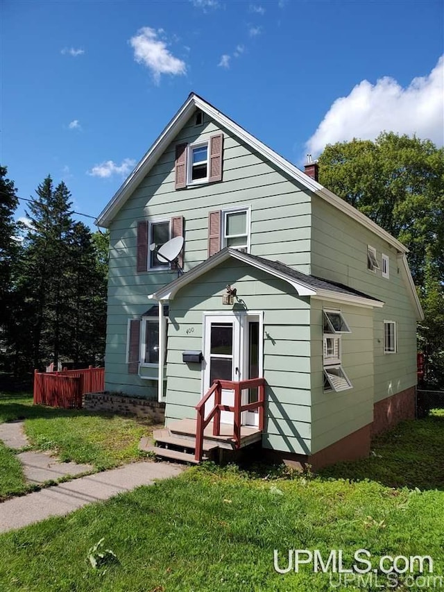 view of front facade featuring a front lawn