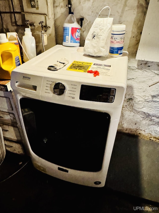 interior details featuring washer / clothes dryer