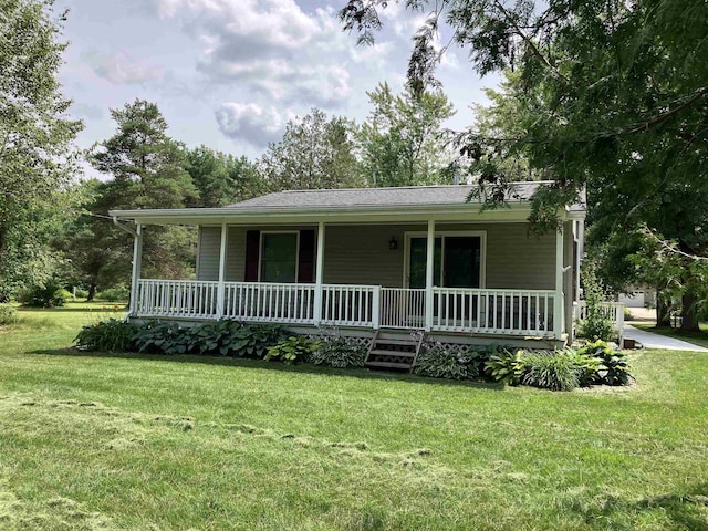 view of front of home with a front lawn