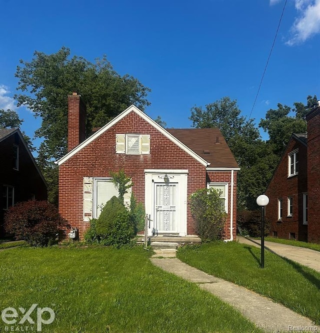 view of front facade with a front lawn