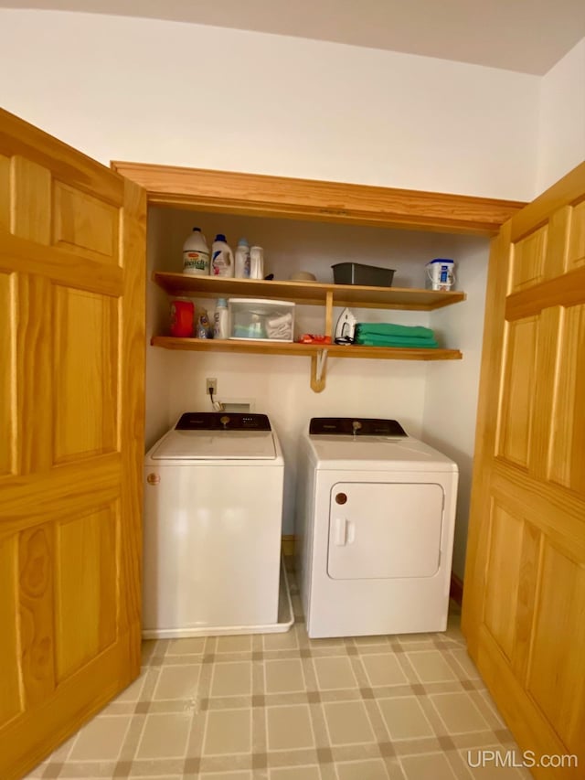 laundry room with washing machine and dryer