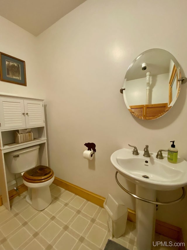 bathroom featuring sink and toilet