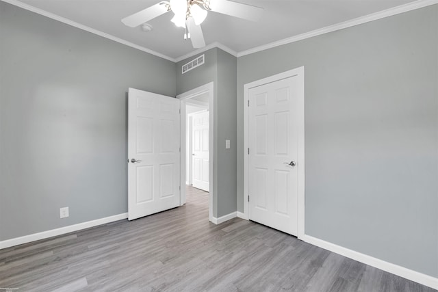 unfurnished bedroom with light wood-type flooring, ceiling fan, and ornamental molding