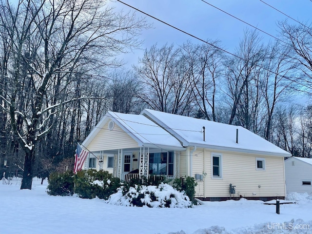 view of front of property featuring covered porch