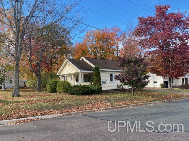 view of front of property with a front lawn