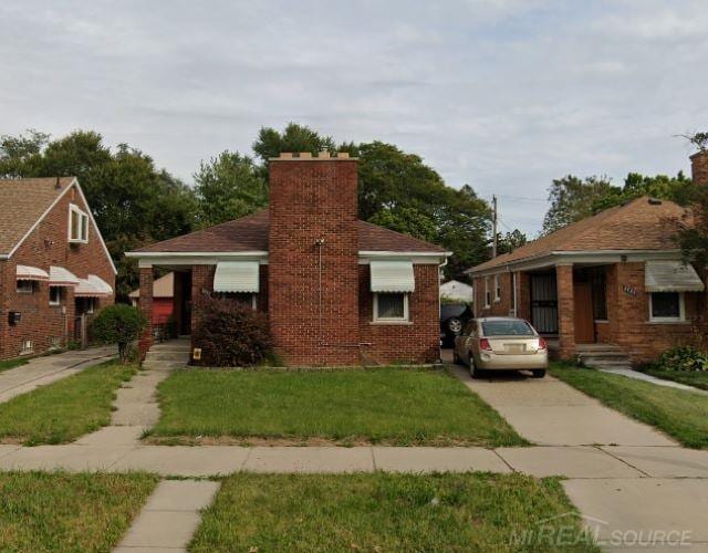 view of front of house with a front yard