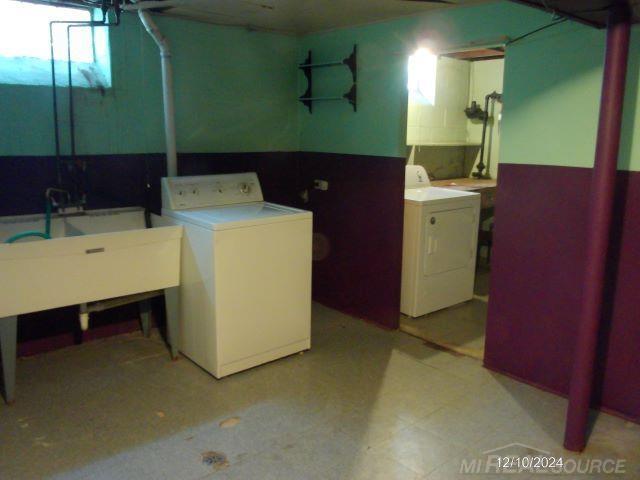 clothes washing area featuring washing machine and dryer