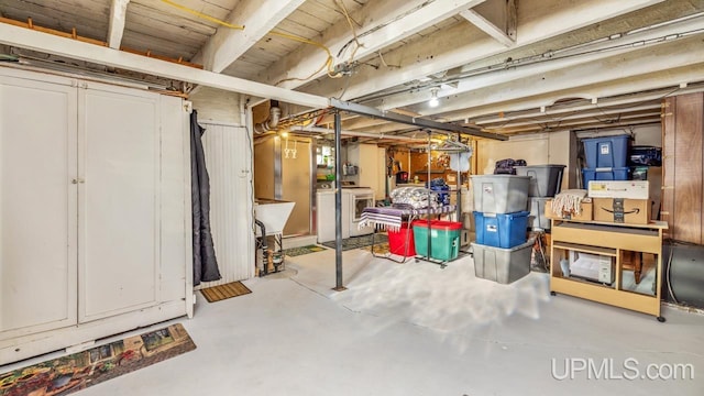 basement featuring washing machine and clothes dryer