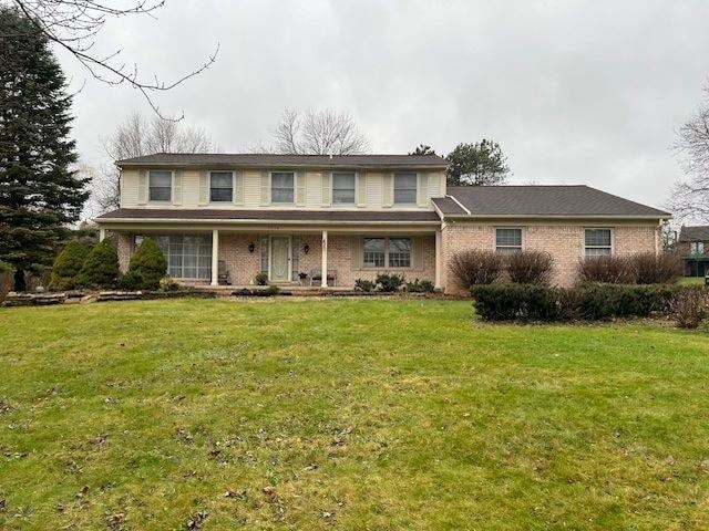 view of front of home featuring a front lawn