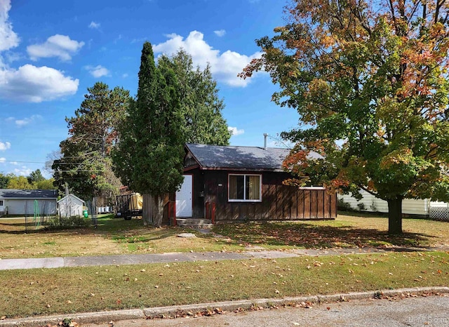 view of front of house with a front lawn