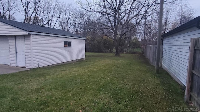 view of yard featuring an outbuilding